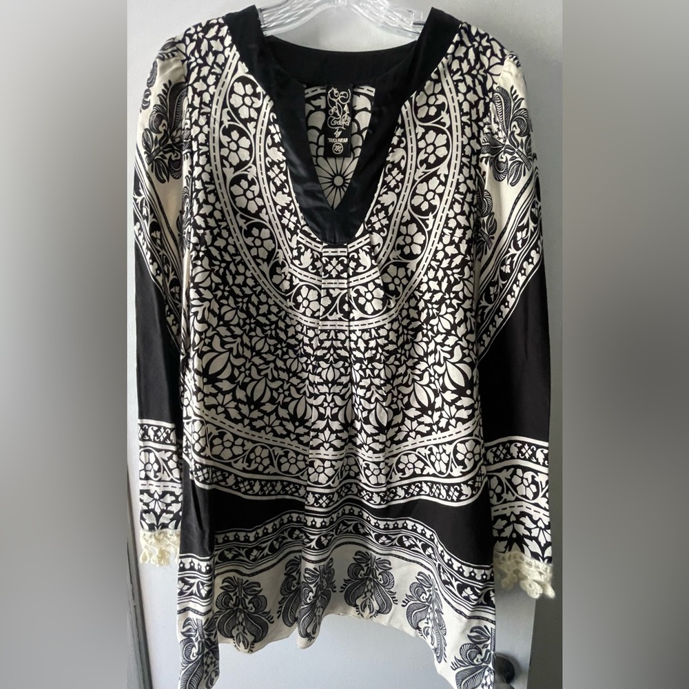 TAKA BY TAKA WEAR SIZE MEDIUM COTTON TUNIC TOP W/ SATIN VNECK TRIM & WOVEN CUFFS